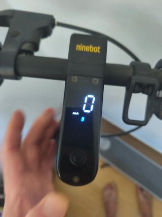 Monopatín eléctrico gris