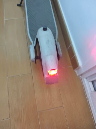 Monopatín eléctrico gris