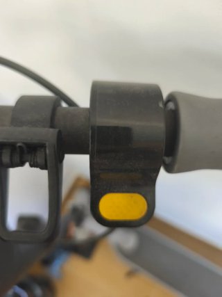Monopatín eléctrico gris
