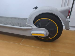 Monopatín eléctrico gris
