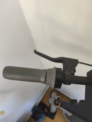 Monopatín eléctrico gris
