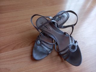 Sandalias plateadas de mujer
