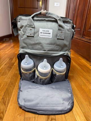 Mochila maternal gris con porta biberones