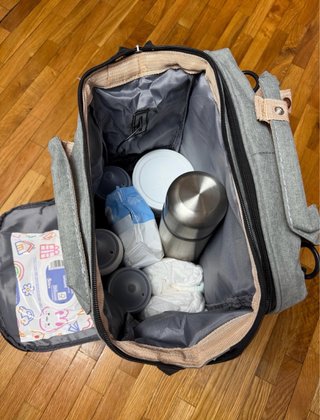 Mochila maternal gris con porta biberones