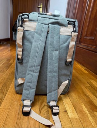 Mochila maternal gris con porta biberones