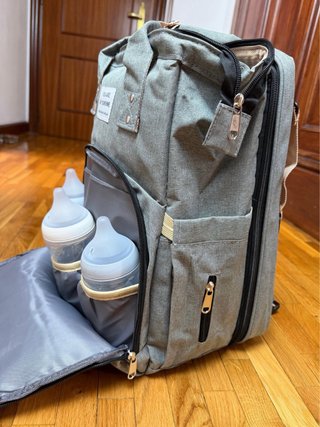 Mochila maternal gris con porta biberones