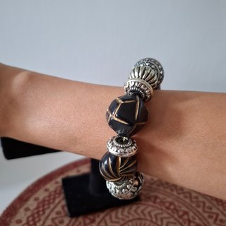 Pulsera elástica cuentas negras y plateadas