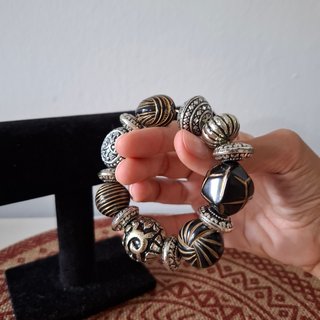 Pulsera elástica cuentas negras y plateadas
