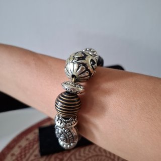 Pulsera elástica cuentas negras y plateadas