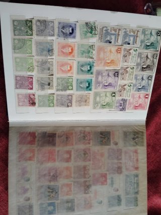Album di francobolli antichi di vari paesi. Oltre 1000 francobolli