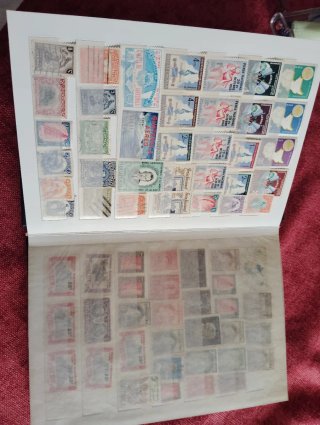 Album di francobolli antichi di vari paesi. Oltre 1000 francobolli