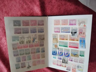 Album di francobolli antichi di vari paesi. Oltre 1000 francobolli