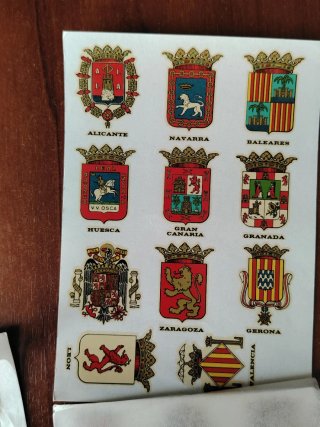 Calcamonias antiguas de escudos de ciudades