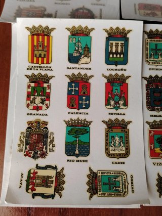 Calcamonias antiguas de escudos de ciudades