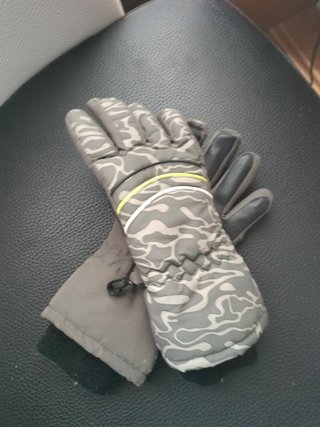 Guantes de niño grises y blancos