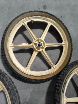 Ruedas y Llantas BMX gomas deterioradas