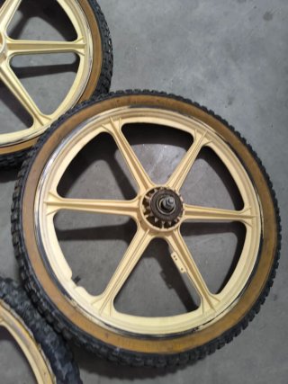 Ruedas y Llantas BMX gomas deterioradas
