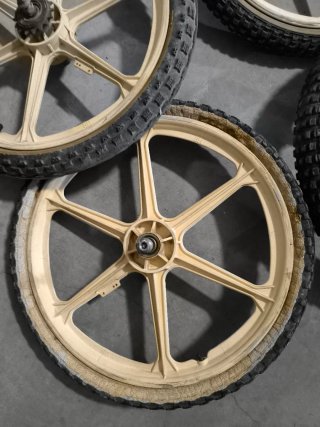Ruedas y Llantas BMX gomas deterioradas