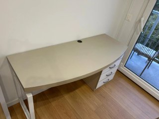Escritorio blanco y gris con cajones