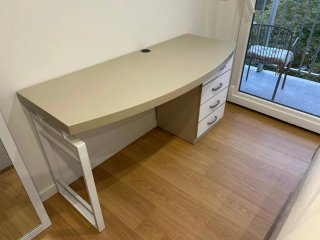 Escritorio blanco y gris con cajones