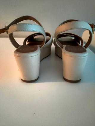 Sandalias Unisa Blanco roto.