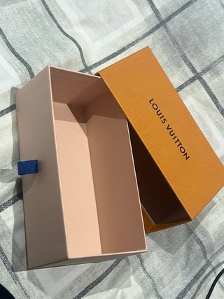 Scatola Louis Vuitton marrone e rosa per occhiali