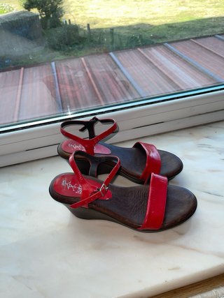 Sandalias Rojas de Cuña