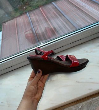 Sandalias Rojas de Cuña