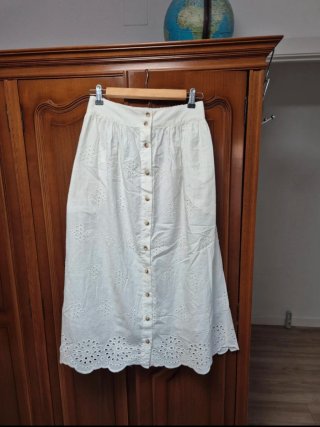 Falda midi blanca bordada