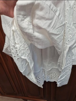 Falda midi blanca bordada