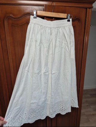 Falda midi blanca bordada