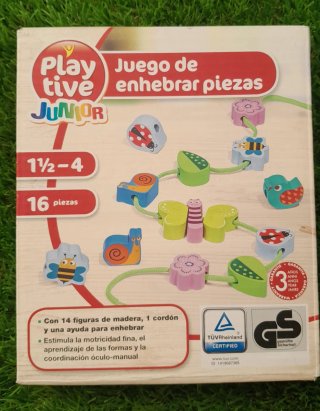 Juguete de madera para enhebrar piezas