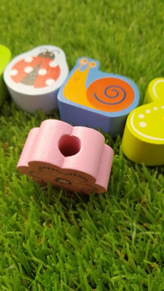 Juguete de madera para enhebrar piezas