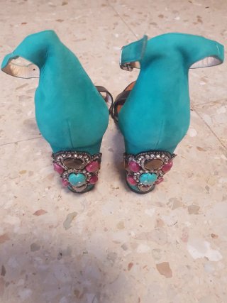 Sandalias REBECA SANVER tacón negro y turquesa