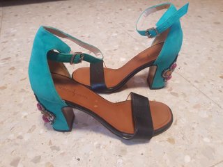 Sandalias REBECA SANVER tacón negro y turquesa