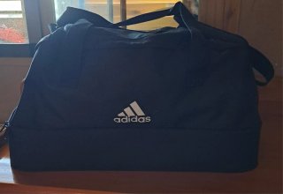Bolsa deportiva Adidas negra, completamente nueva.
