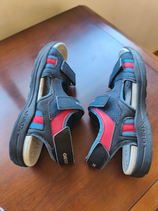 Sandali Geox per bambini blu e rossi
