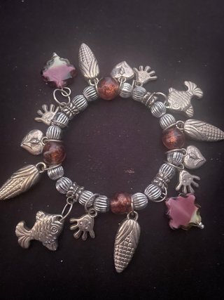 Pulsera abalorios charms maíz pez corazón mano