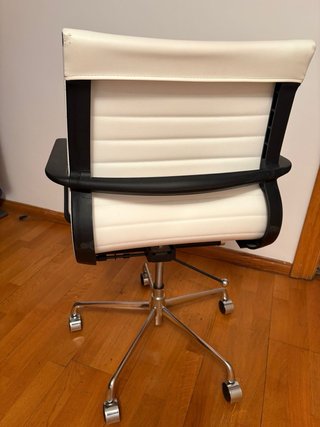 Silla de oficina ergonómica blanca.