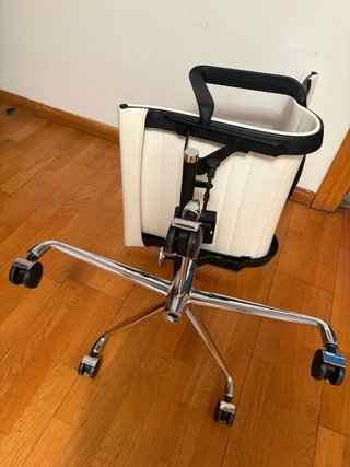 Silla de oficina ergonómica blanca.