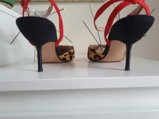 Zapatos de tacón con estampado de leopardo y tiras