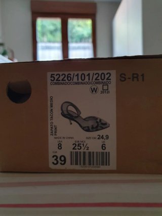 Zapatos de tacón con estampado de leopardo y tiras