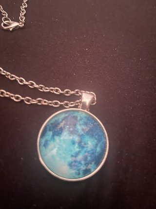 Collar plateado con colgante de luna azul