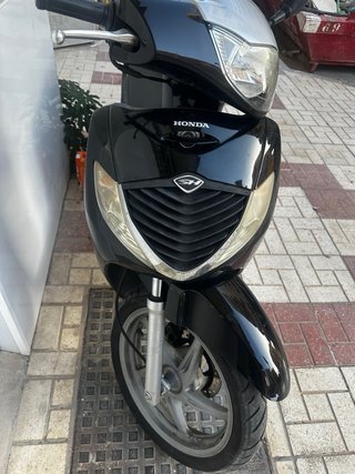 Honda SH 125 Scooter Negra y Plateada