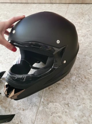 Casco de moto negro con visera