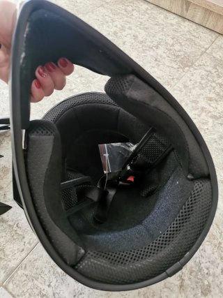 Casco de moto negro con visera
