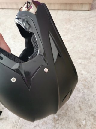 Casco de moto negro con visera