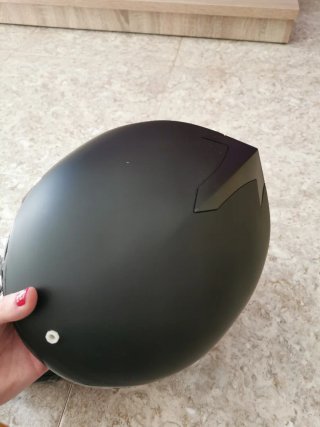 Casco de moto negro con visera