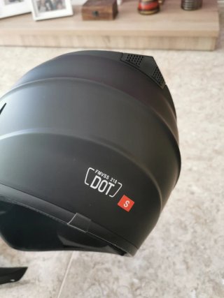Casco de moto negro con visera
