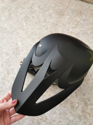 Casco de moto negro con visera
